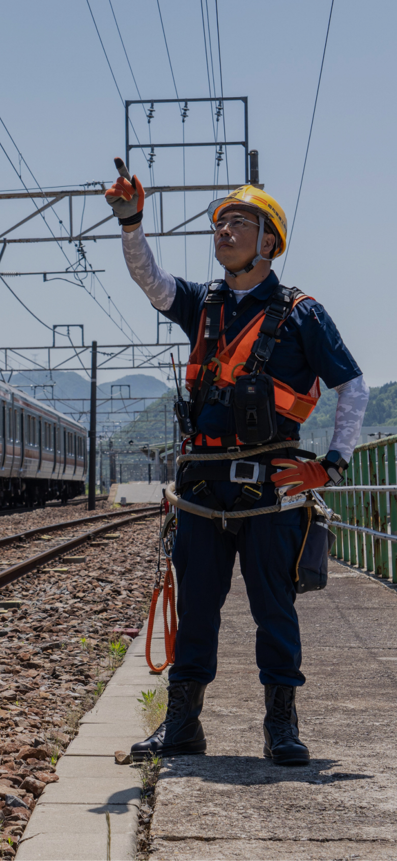 作業員とJR東海在来線電車の写真