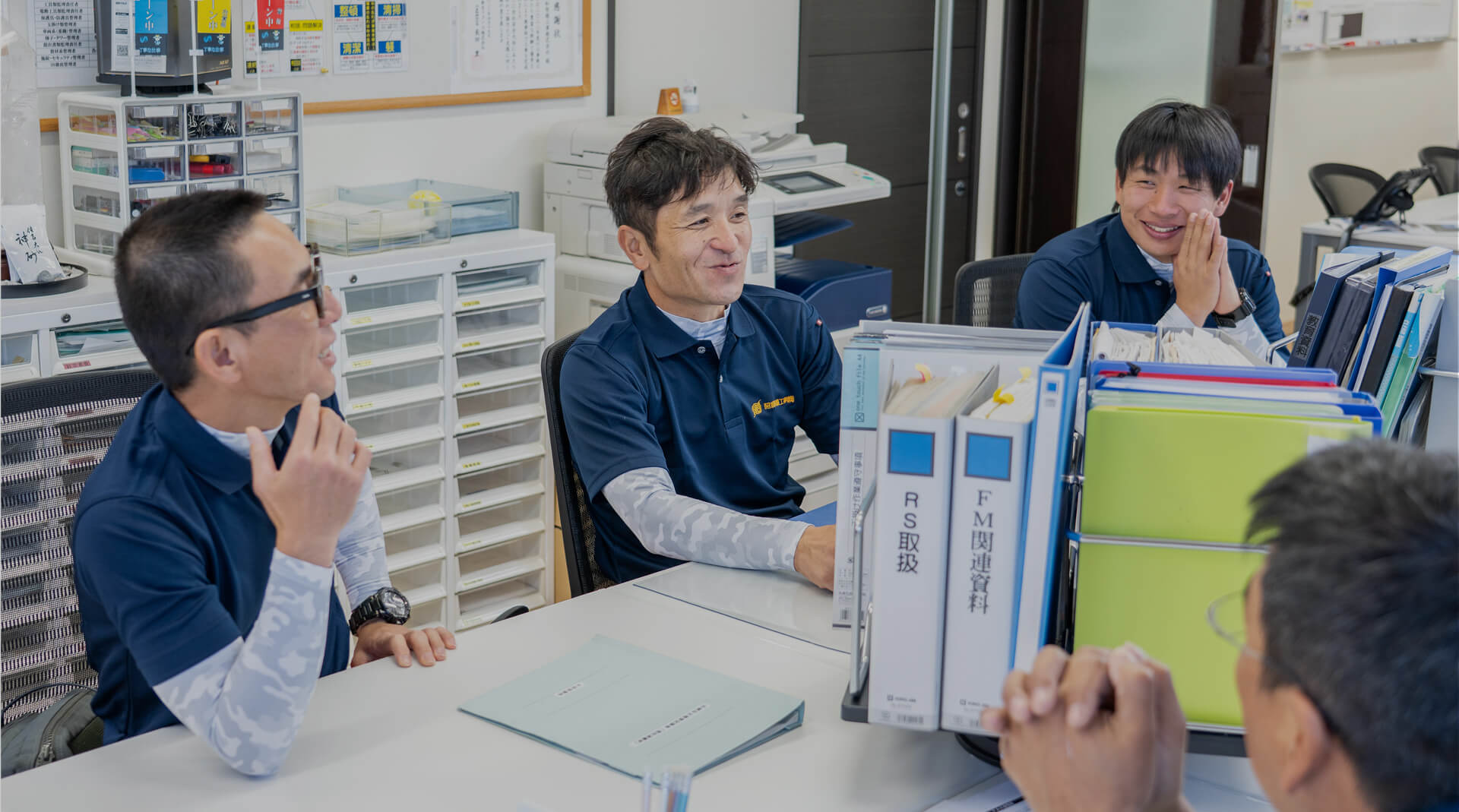オフィスで話す従業員の写真