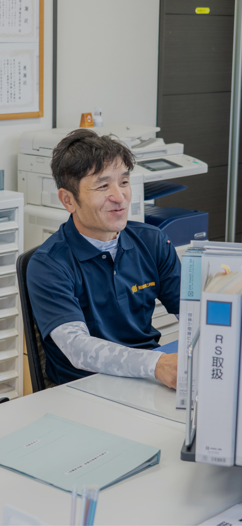 オフィスで話す従業員の写真